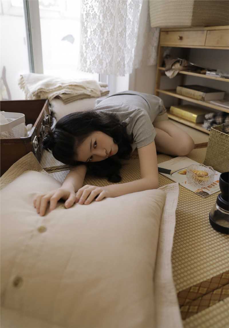 最新嘟嘴俏皮可爱美女居家私房清纯懒散壁纸