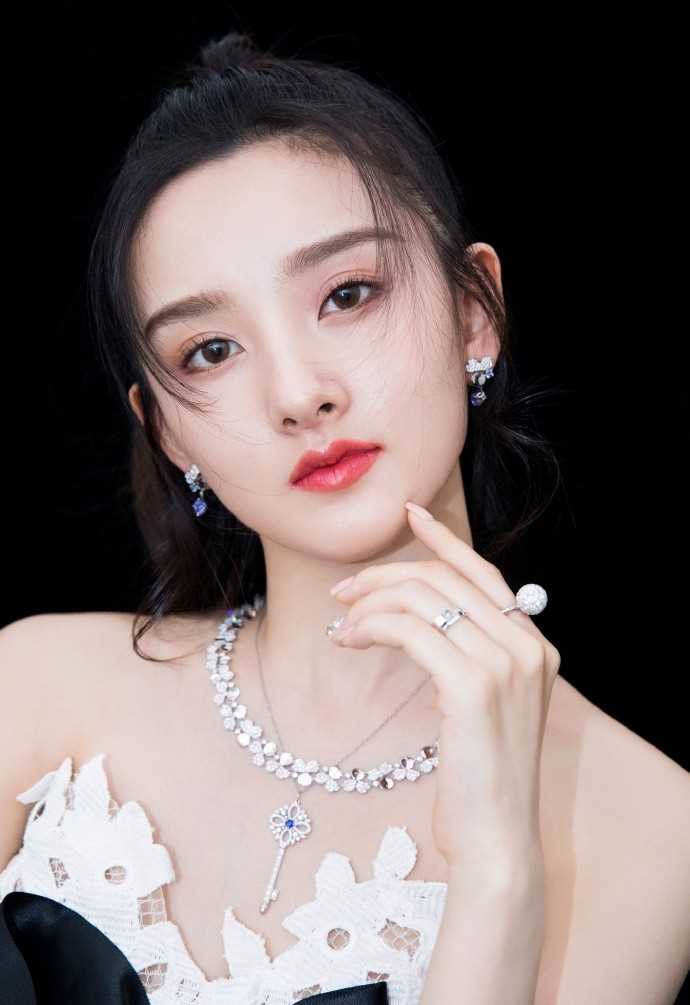 精选童颜甜美女孩宋祖儿舞台颁奖现场清纯图片图册