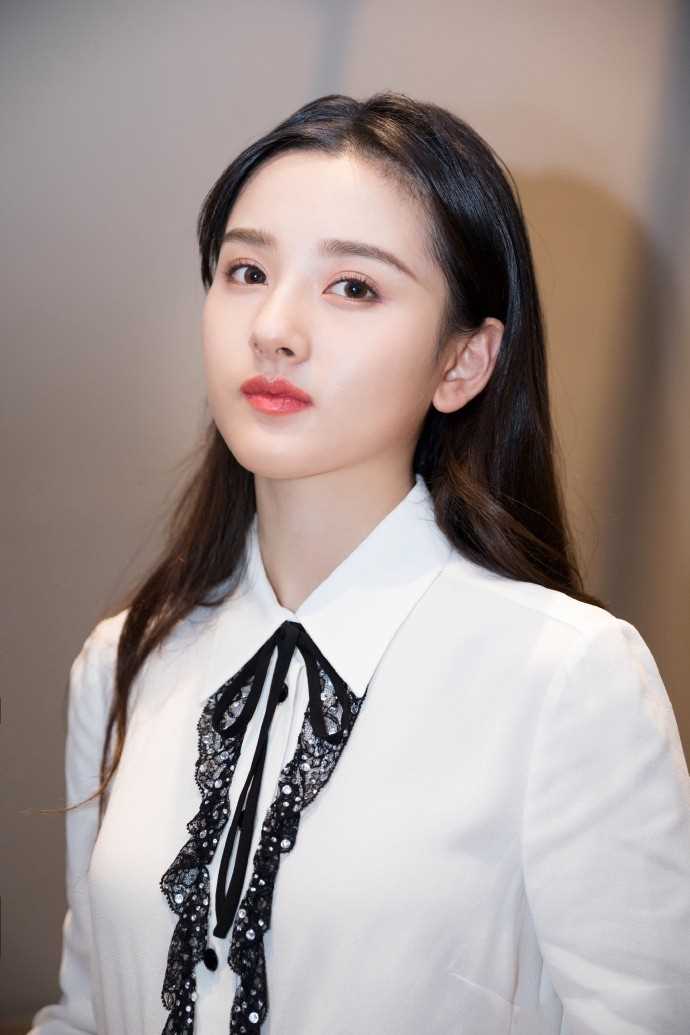 精选童颜甜美女孩宋祖儿舞台颁奖现场清纯图片图册