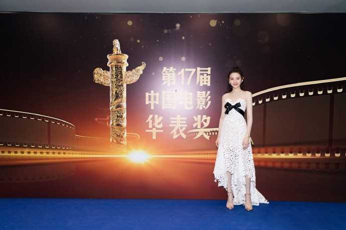 精选童颜甜美女孩宋祖儿舞台颁奖现场清纯图片图册