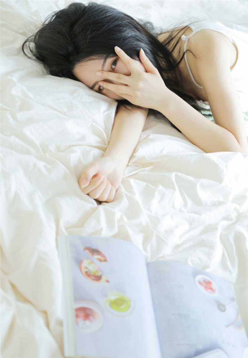 高清吊带长裙少女床上惹火清纯气质诱人养眼图集