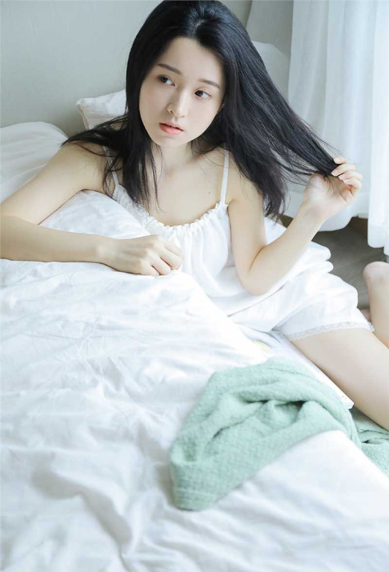 高清吊带长裙少女床上惹火清纯气质诱人养眼图集