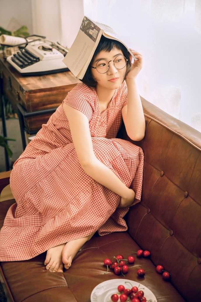 最全文艺少女私房大眼丰韵格子裙怡静清纯写真相册