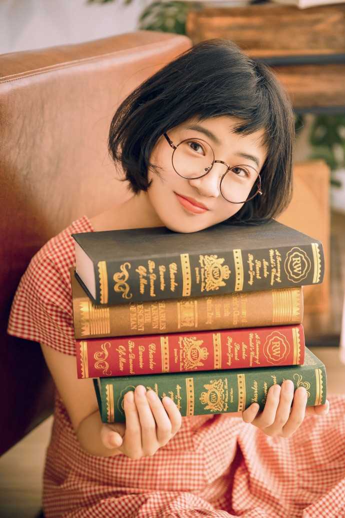 最全文艺少女私房大眼丰韵格子裙怡静清纯写真相册