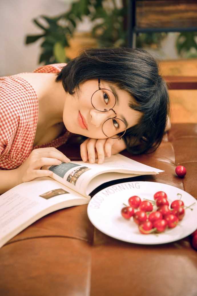 最全文艺少女私房大眼丰韵格子裙怡静清纯写真相册