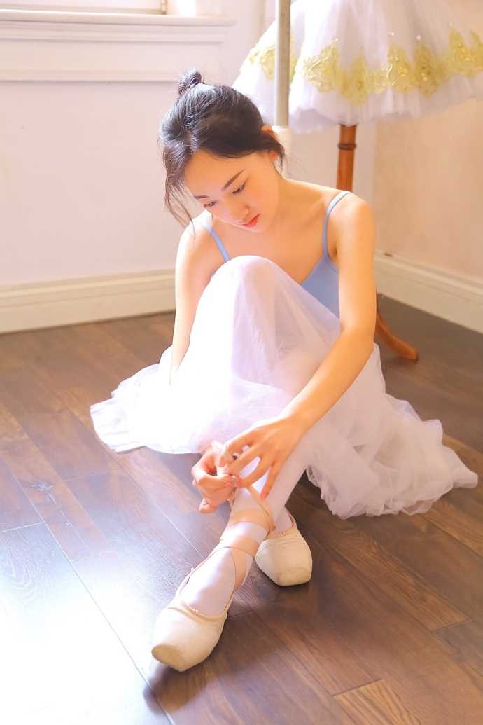 最新清纯少女紧身连体服白丝大长腿养眼壁纸