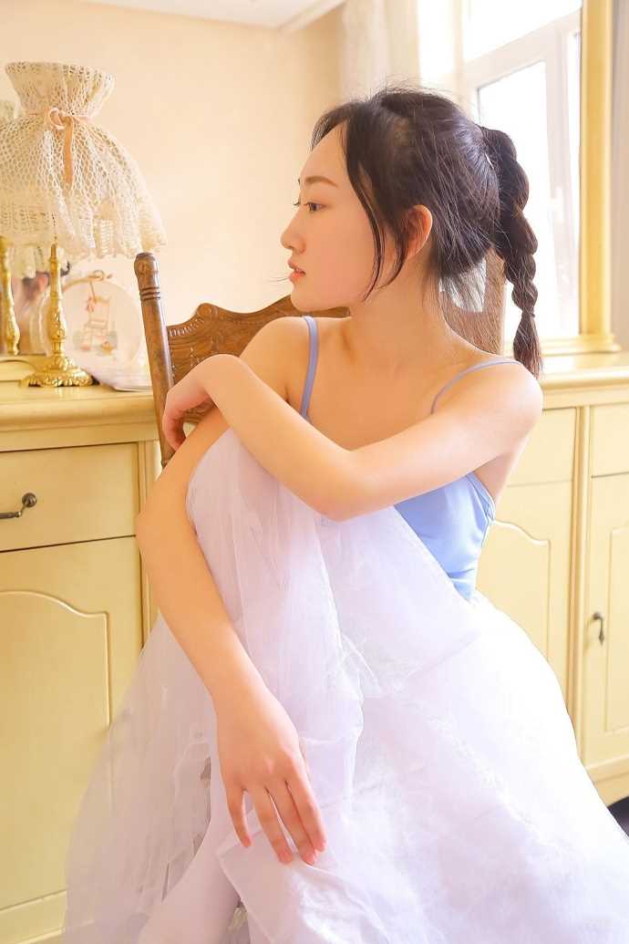 最新清纯少女紧身连体服白丝大长腿养眼壁纸