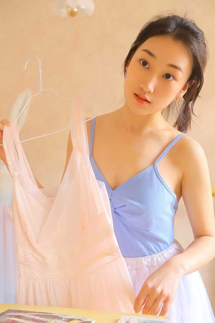 最新清纯少女紧身连体服白丝大长腿养眼壁纸