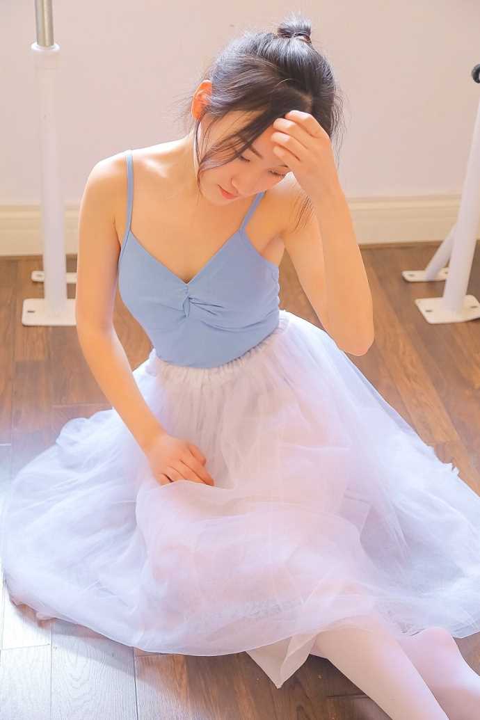 最新清纯少女紧身连体服白丝大长腿养眼壁纸