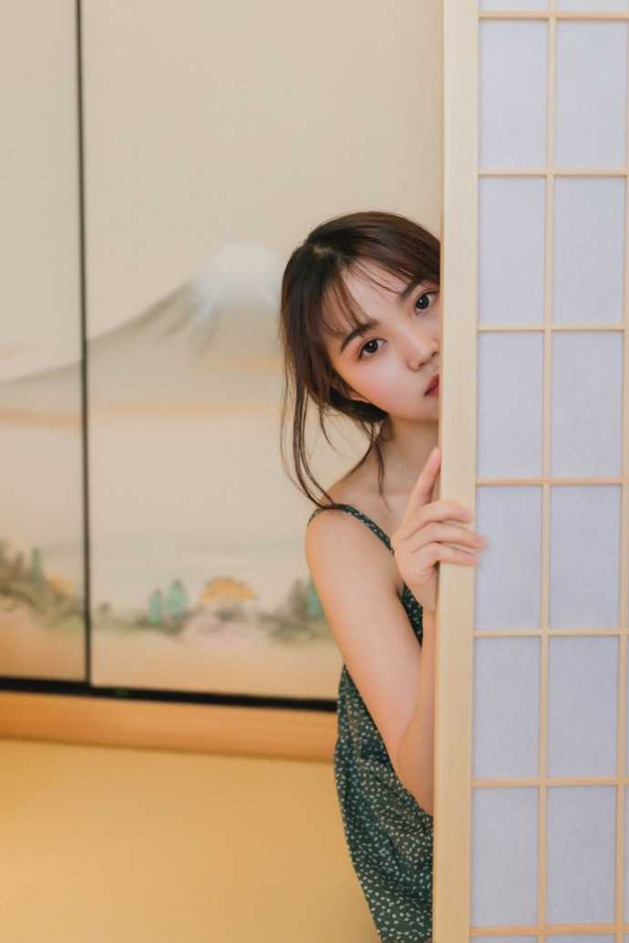 最新清纯素人少女麻花辫吊带裙居家香艳私房壁纸