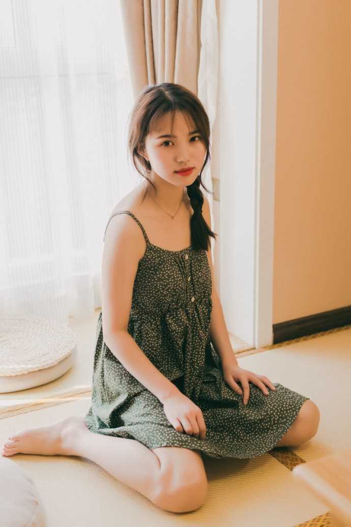 最新清纯素人少女麻花辫吊带裙居家香艳私房壁纸