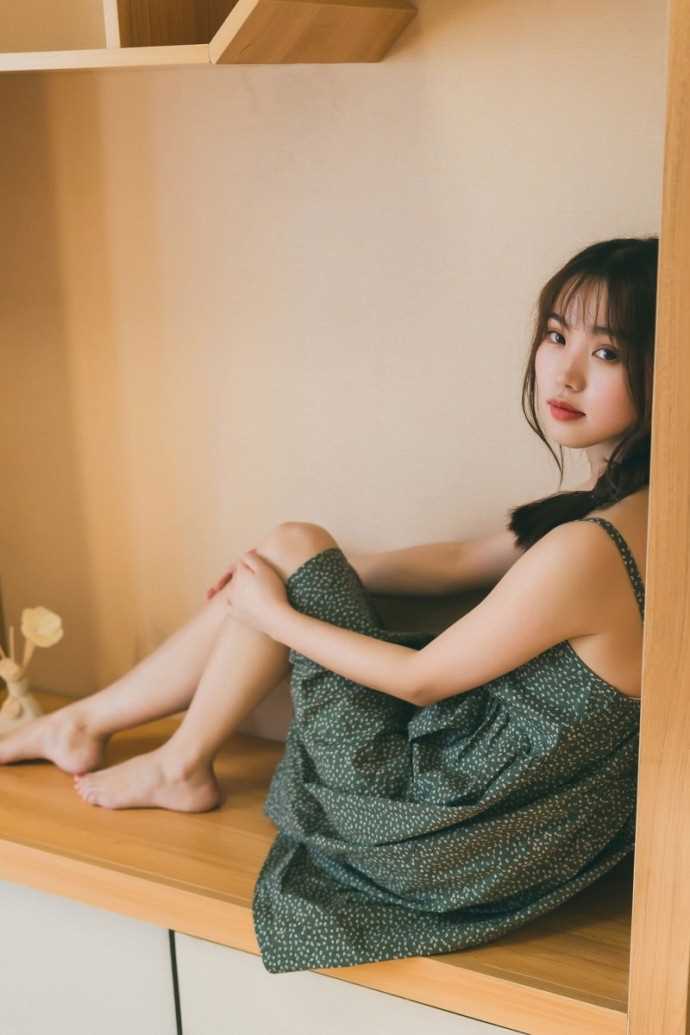 最新清纯素人少女麻花辫吊带裙居家香艳私房壁纸