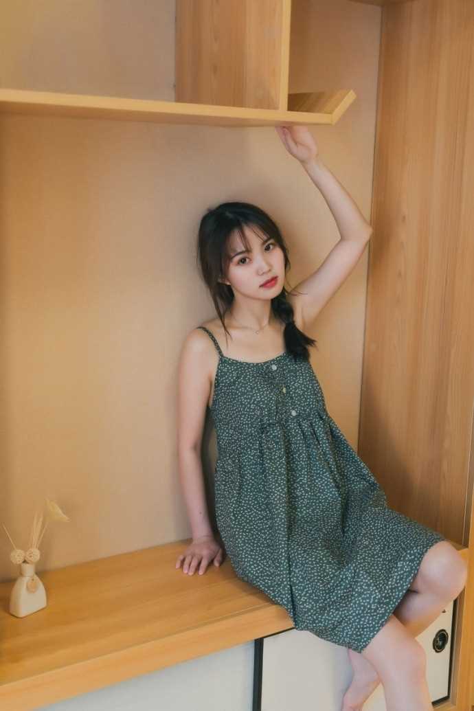 最新清纯素人少女麻花辫吊带裙居家香艳私房壁纸