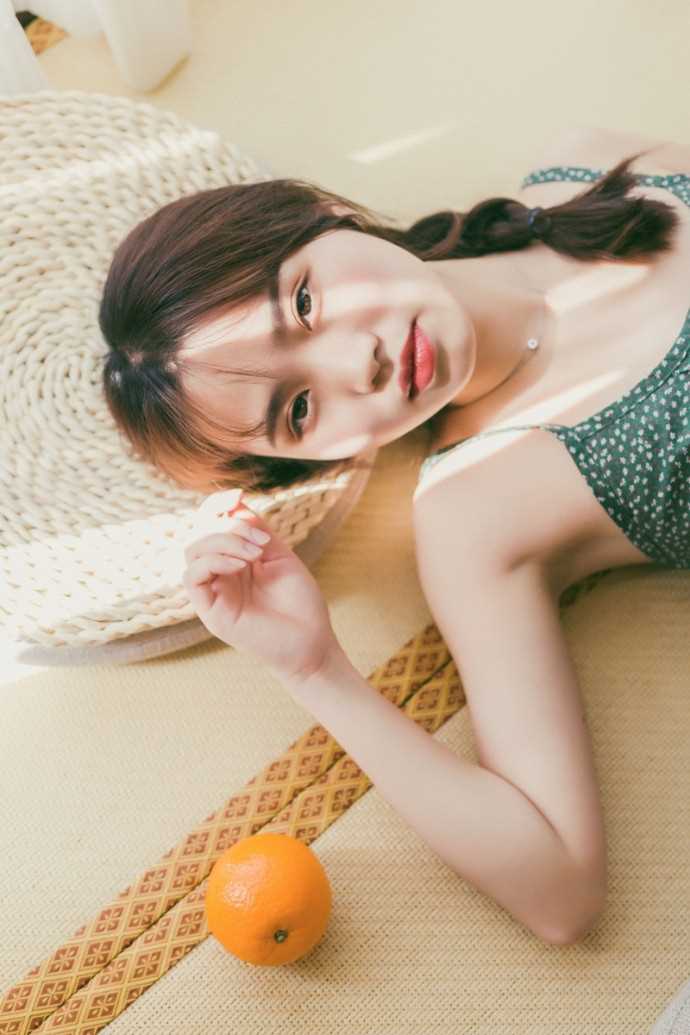 最新清纯素人少女麻花辫吊带裙居家香艳私房壁纸