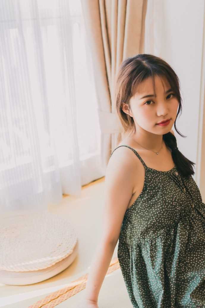 最新清纯素人少女麻花辫吊带裙居家香艳私房壁纸