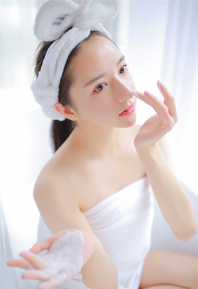 优质裹浴袍洗澡萝莉水灵白嫩美腿清纯写真相册