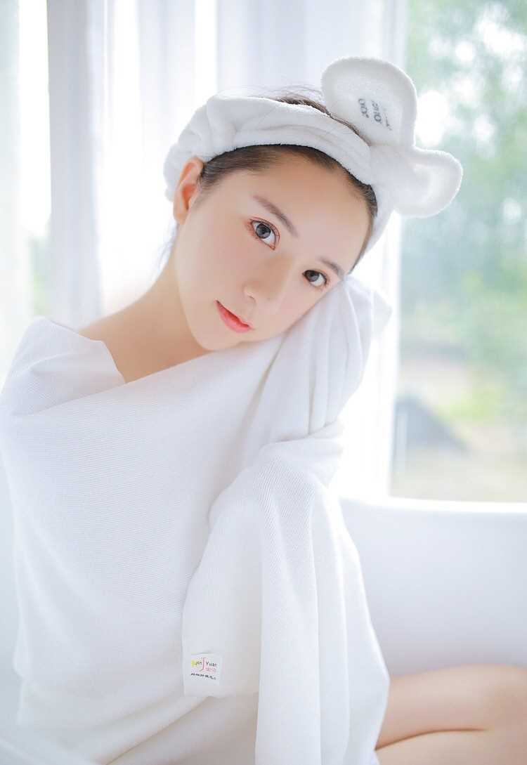 优质裹浴袍洗澡萝莉水灵白嫩美腿清纯写真相册