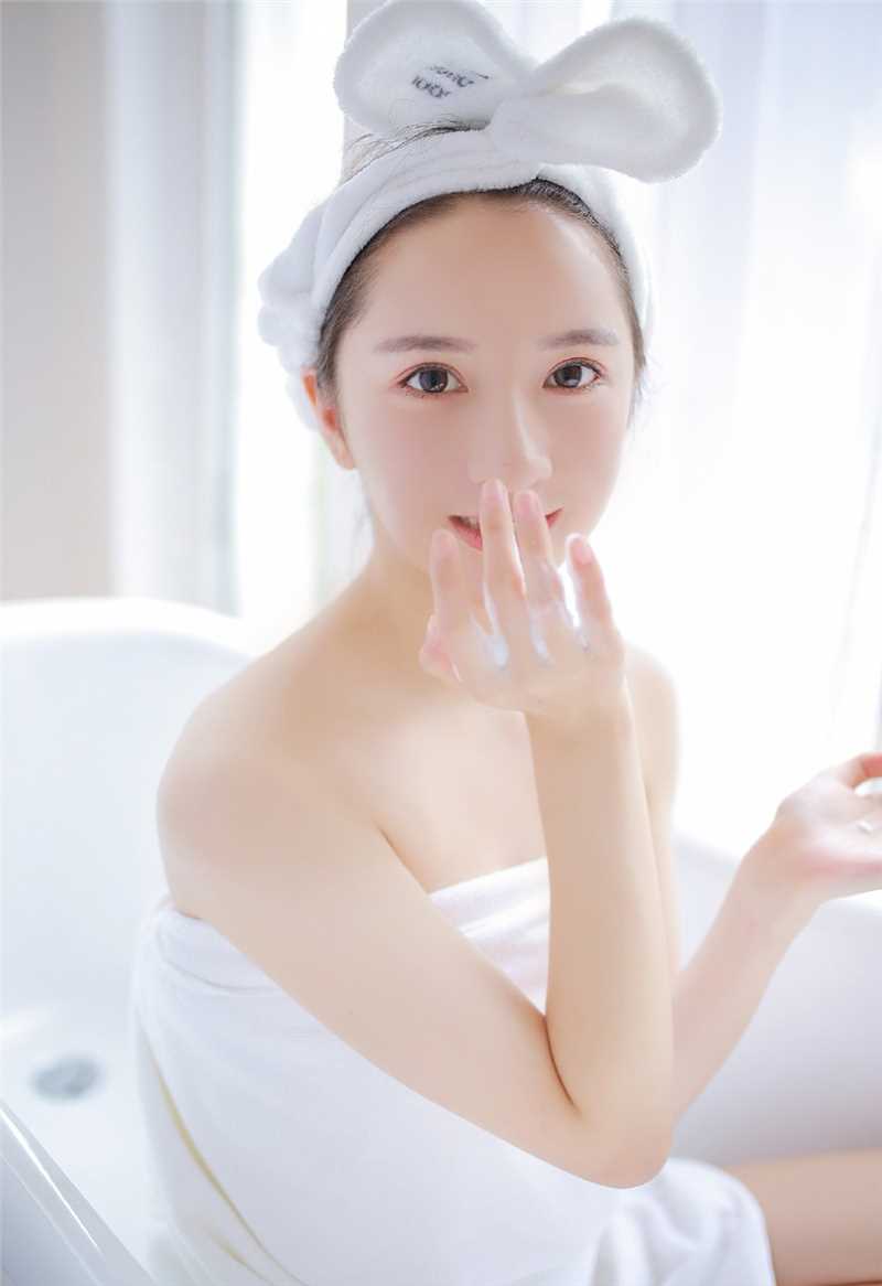 优质裹浴袍洗澡萝莉水灵白嫩美腿清纯写真相册