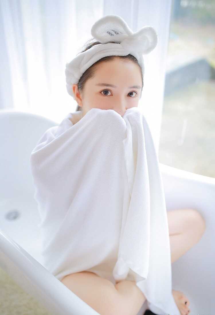 优质裹浴袍洗澡萝莉水灵白嫩美腿清纯写真相册