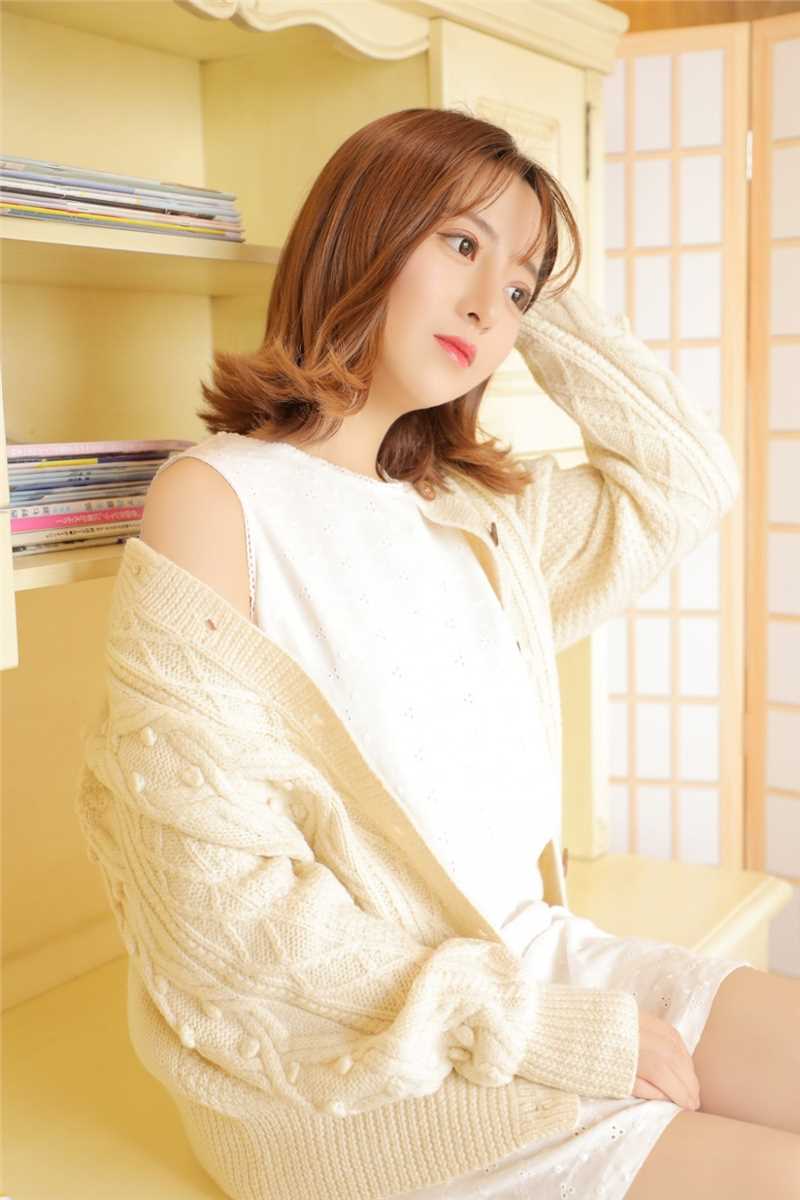 精选清纯美女嫩模镂空衫大长腿娇艳诱惑私房图册