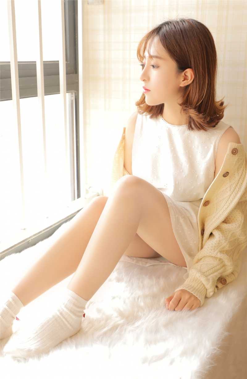 精选清纯美女嫩模镂空衫大长腿娇艳诱惑私房图册