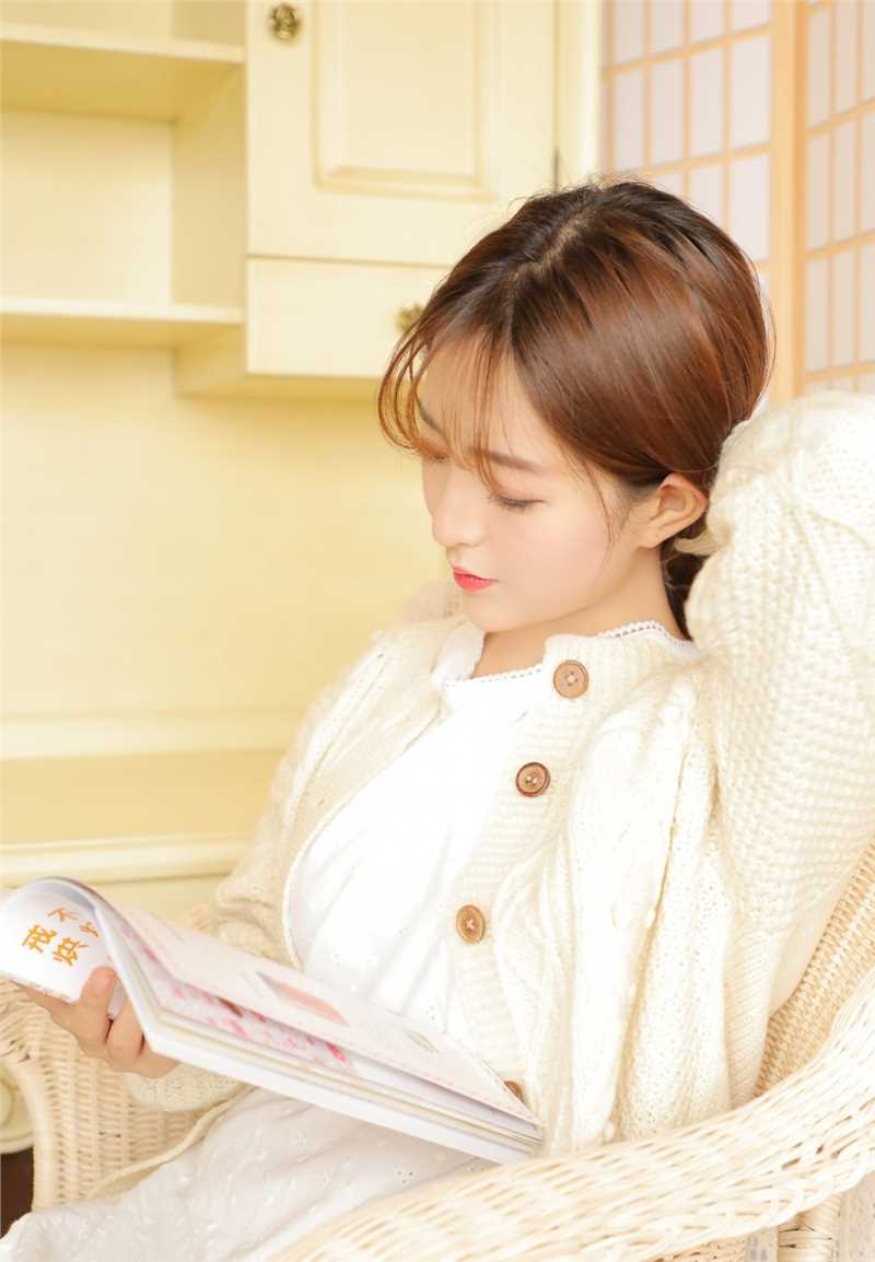 精选清纯美女嫩模镂空衫大长腿娇艳诱惑私房图册