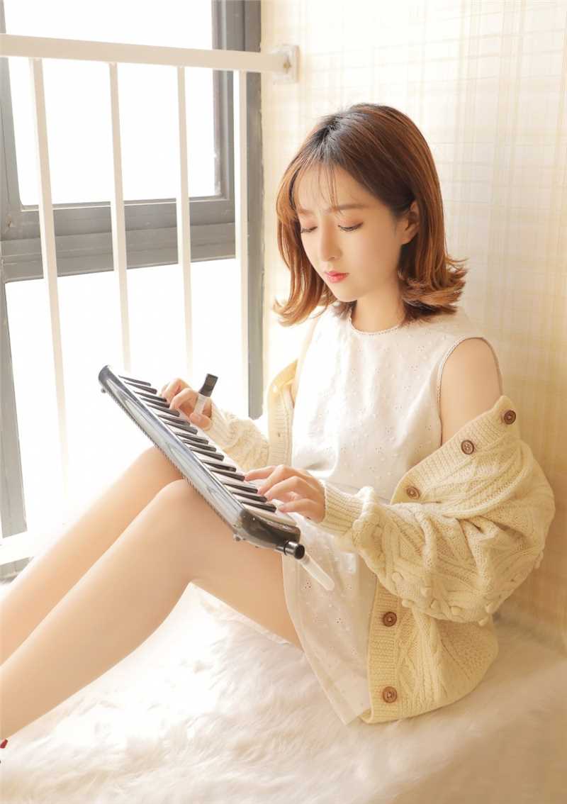 精选清纯美女嫩模镂空衫大长腿娇艳诱惑私房图册