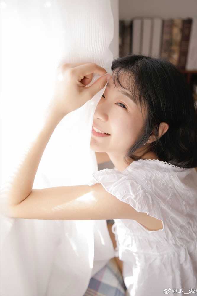 优质日本扒苞米美少女纯真甜美私房睡裙大长腿可爱生活图片