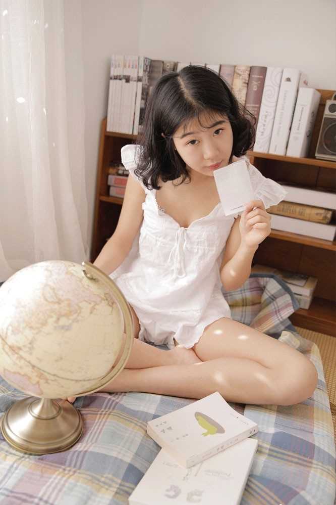 优质日本扒苞米美少女纯真甜美私房睡裙大长腿可爱生活图片