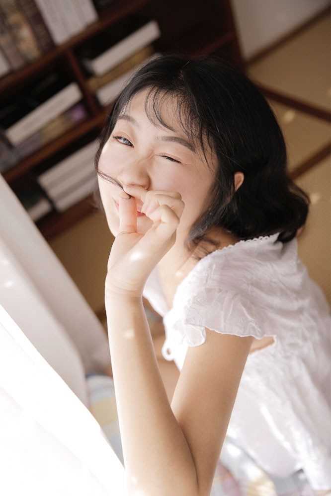 优质日本扒苞米美少女纯真甜美私房睡裙大长腿可爱生活图片