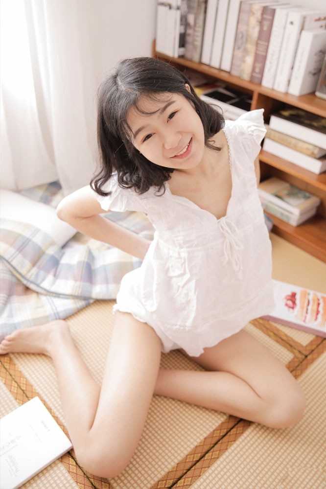 优质日本扒苞米美少女纯真甜美私房睡裙大长腿可爱生活图片