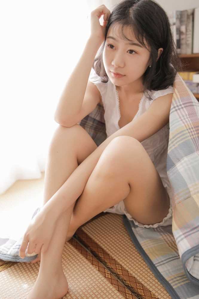 优质日本扒苞米美少女纯真甜美私房睡裙大长腿可爱生活图片
