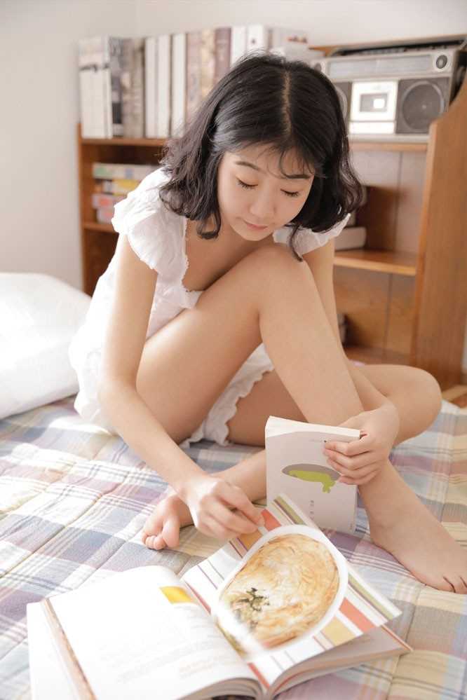优质日本扒苞米美少女纯真甜美私房睡裙大长腿可爱生活图片