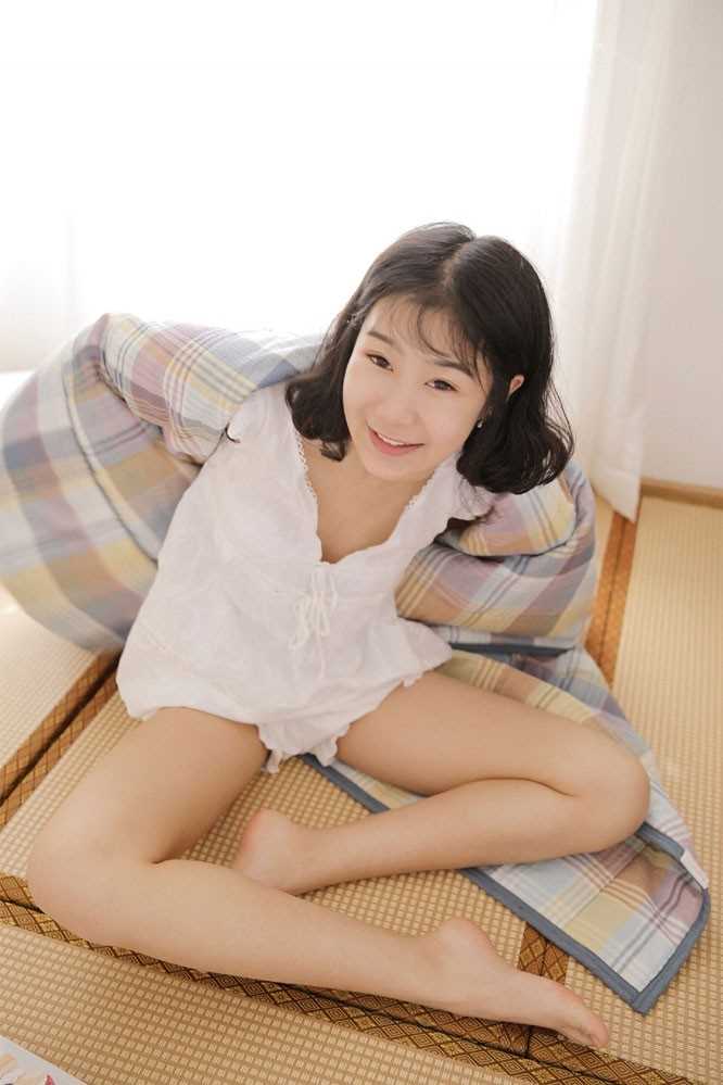 优质日本扒苞米美少女纯真甜美私房睡裙大长腿可爱生活图片