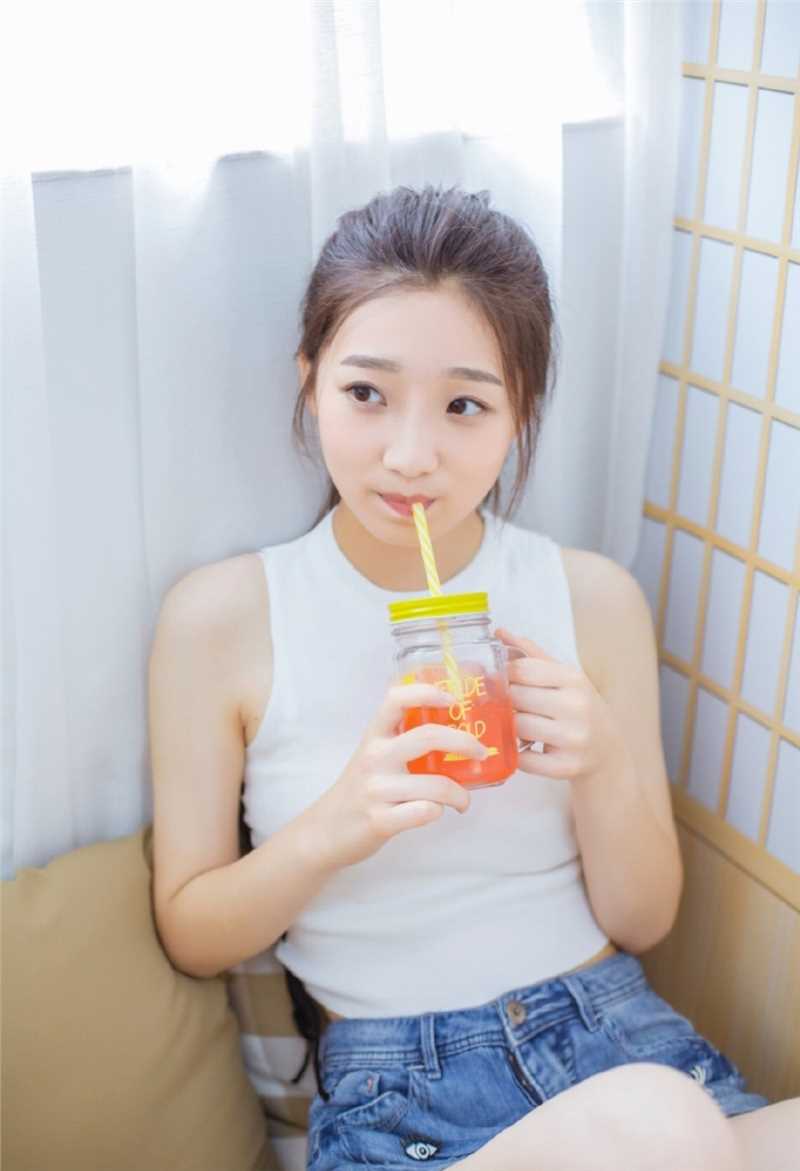 最新娇美少女柠檬般香酸甜美性感居家热裤大长腿壁纸