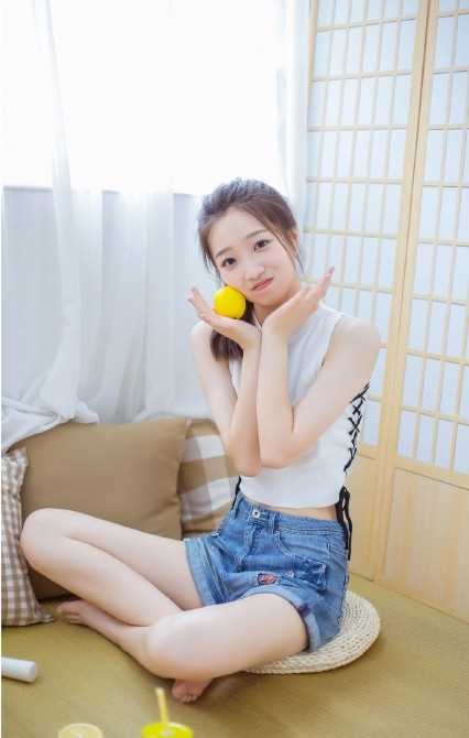 最新娇美少女柠檬般香酸甜美性感居家热裤大长腿壁纸