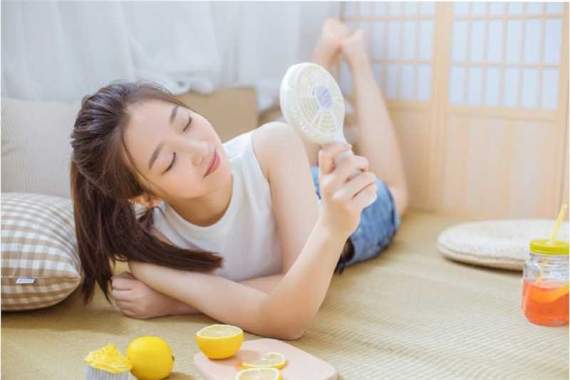 最新娇美少女柠檬般香酸甜美性感居家热裤大长腿壁纸