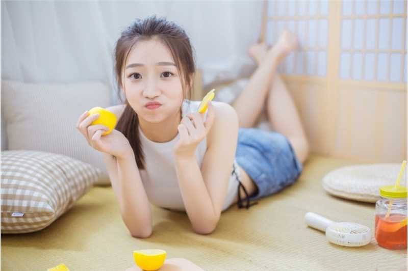 最新娇美少女柠檬般香酸甜美性感居家热裤大长腿壁纸