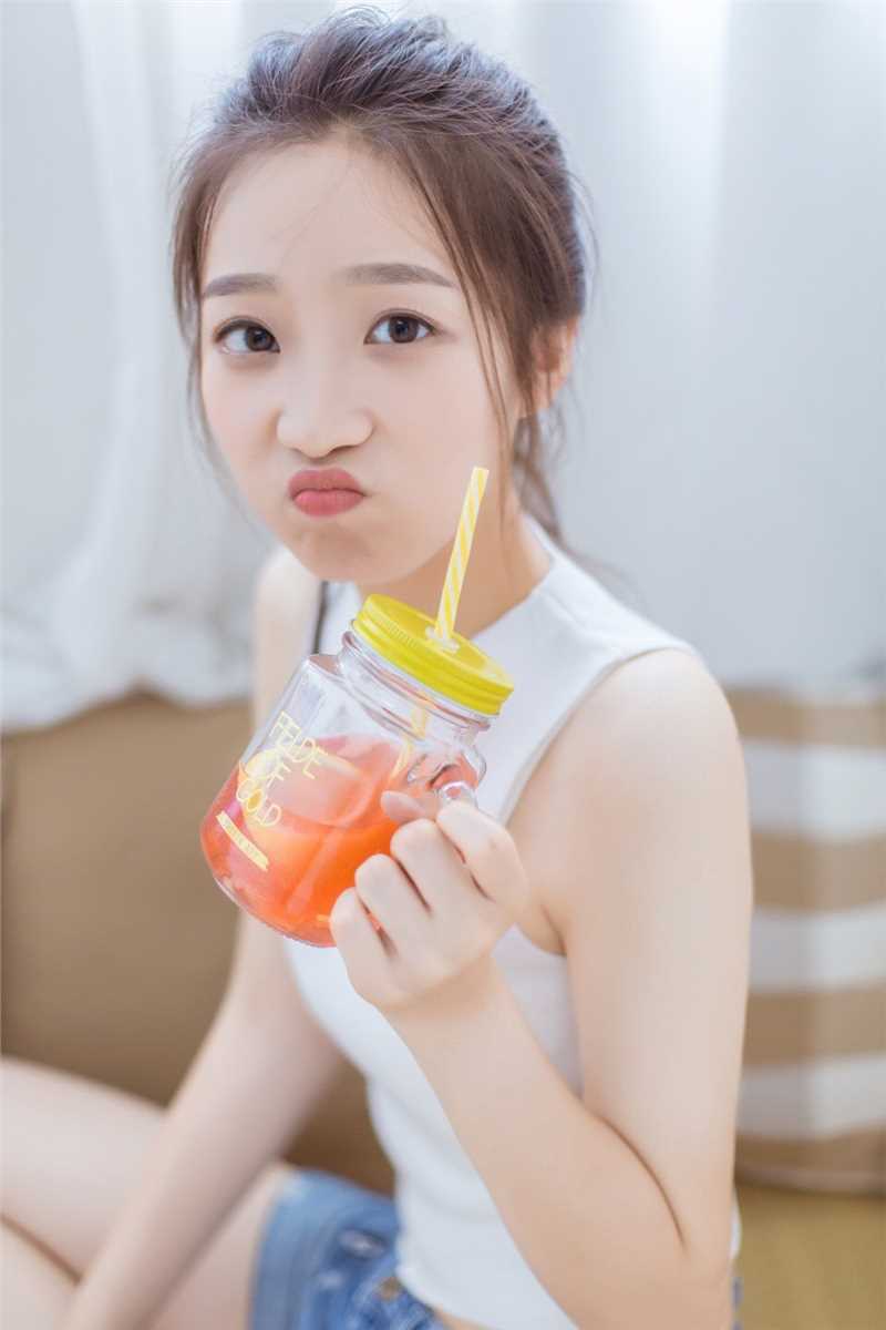 最新娇美少女柠檬般香酸甜美性感居家热裤大长腿壁纸