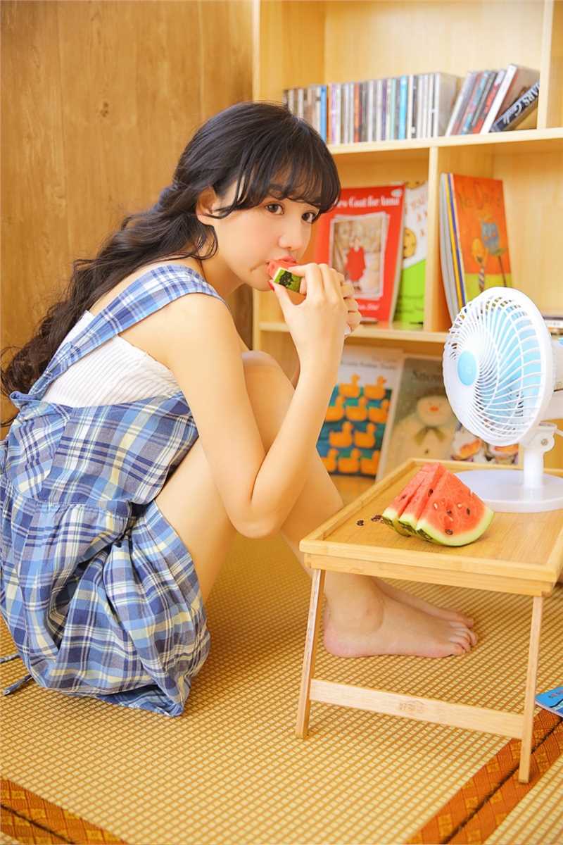 精选美颜少女小清新室内忧郁面孔惹人心疼居家清纯照图册