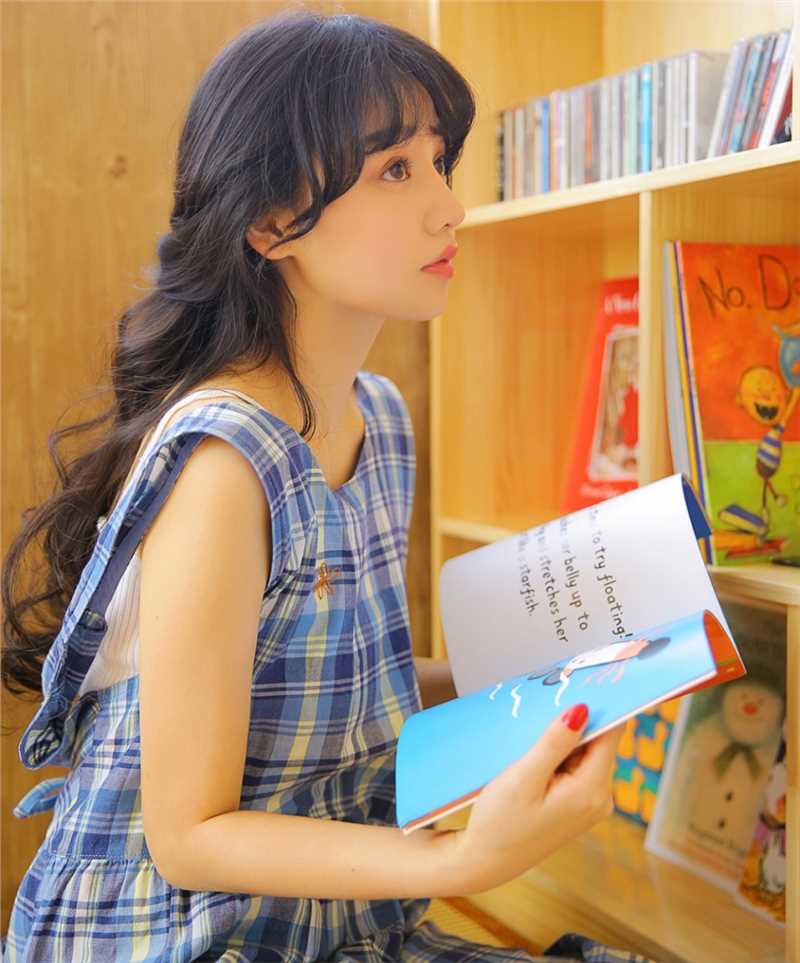 精选美颜少女小清新室内忧郁面孔惹人心疼居家清纯照图册