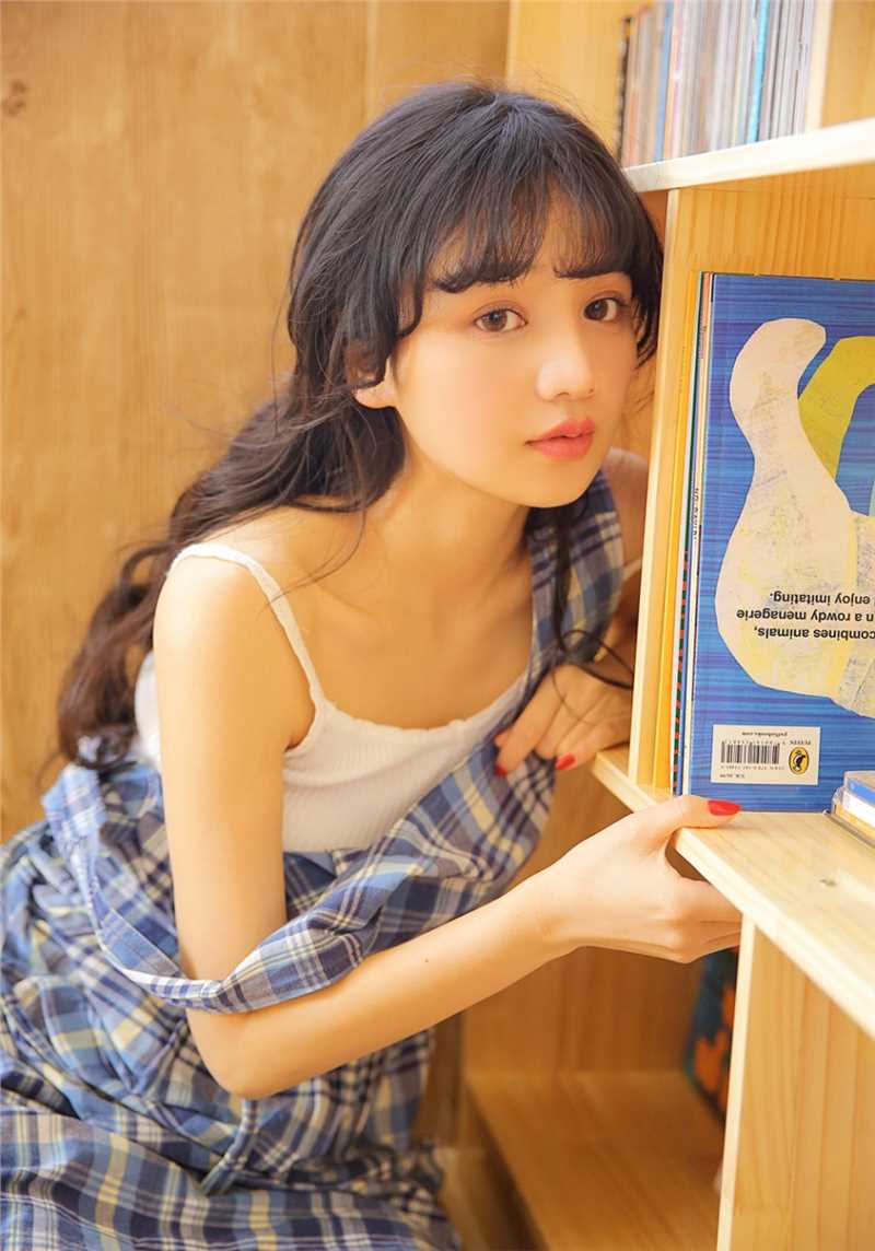 精选美颜少女小清新室内忧郁面孔惹人心疼居家清纯照图册