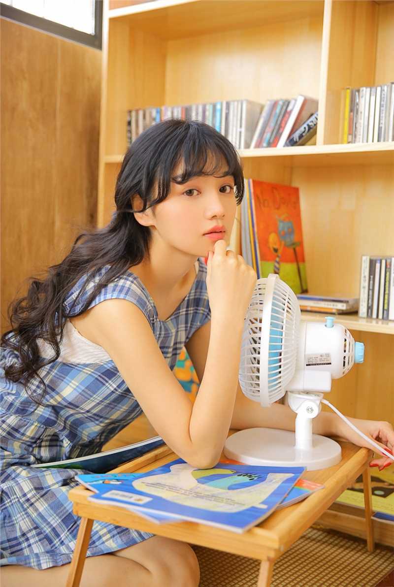 精选美颜少女小清新室内忧郁面孔惹人心疼居家清纯照图册