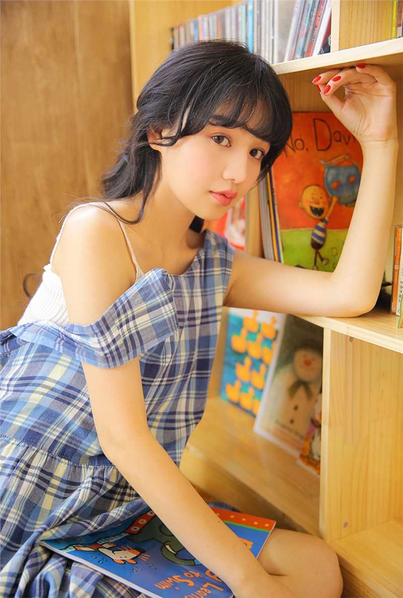 精选美颜少女小清新室内忧郁面孔惹人心疼居家清纯照图册