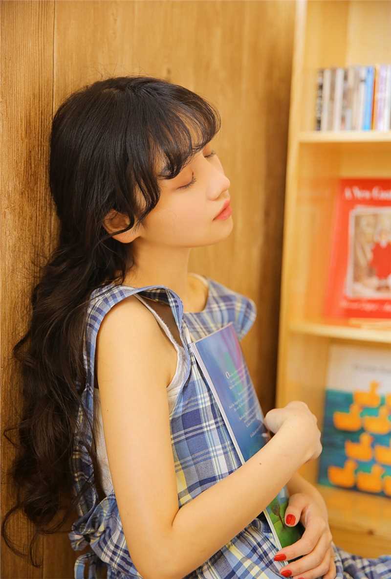 精选美颜少女小清新室内忧郁面孔惹人心疼居家清纯照图册