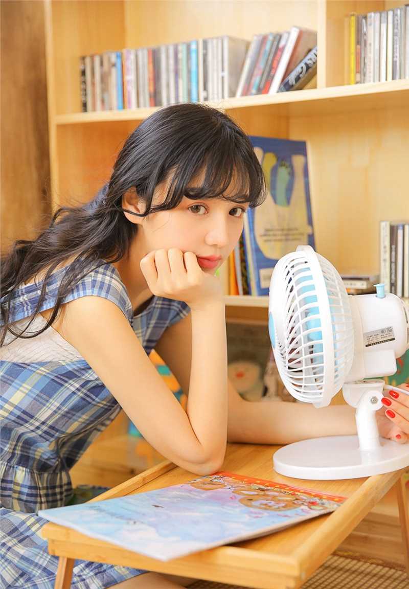 精选美颜少女小清新室内忧郁面孔惹人心疼居家清纯照图册