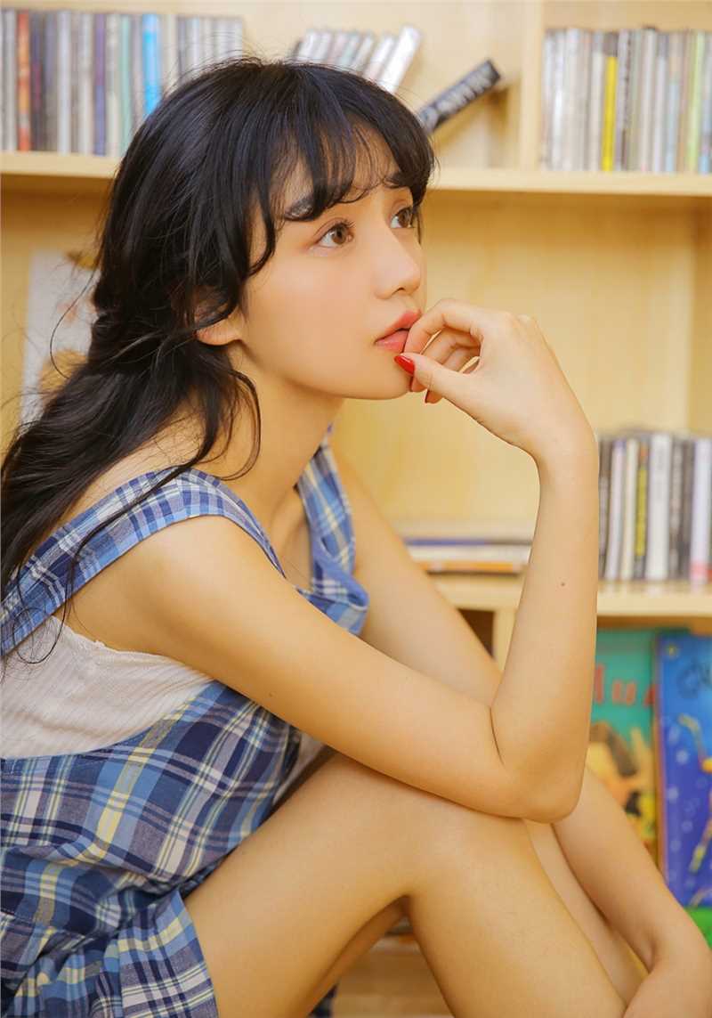 精选美颜少女小清新室内忧郁面孔惹人心疼居家清纯照图册