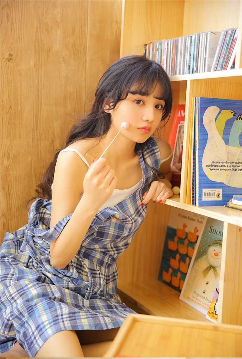 精选美颜少女小清新室内忧郁面孔惹人心疼居家清纯照图册