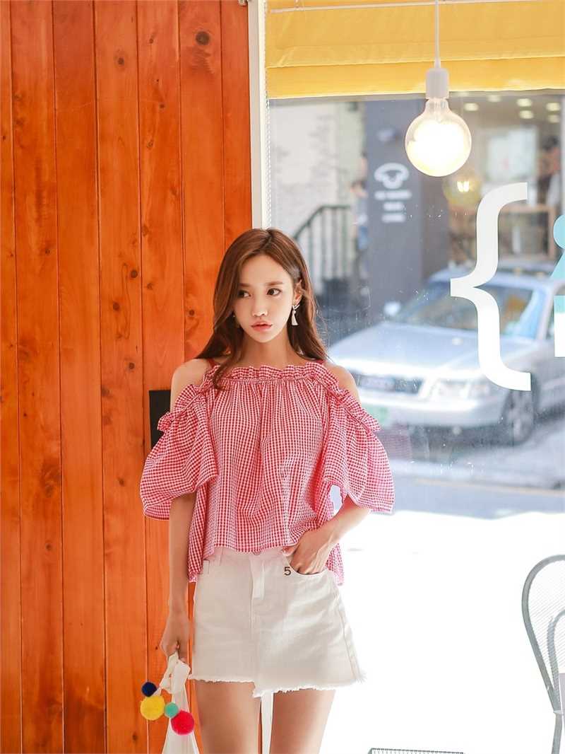 优质粉唇嘟嘴可爱美少女甜品店性感一字肩裙子俏美图片