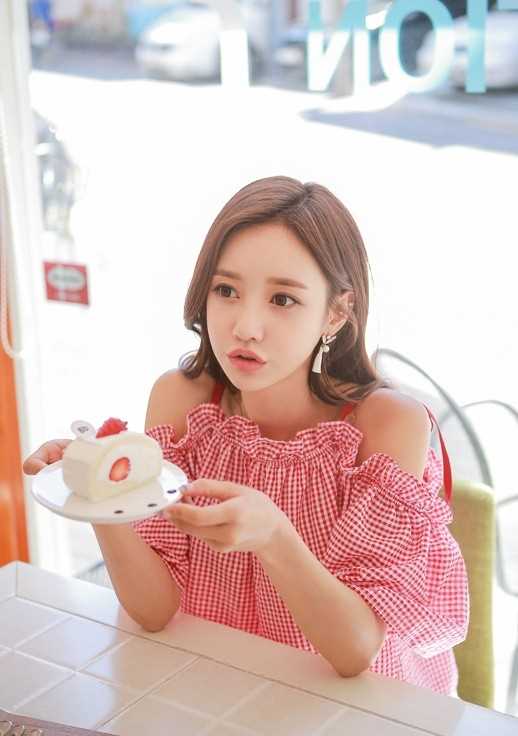 优质粉唇嘟嘴可爱美少女甜品店性感一字肩裙子俏美图片